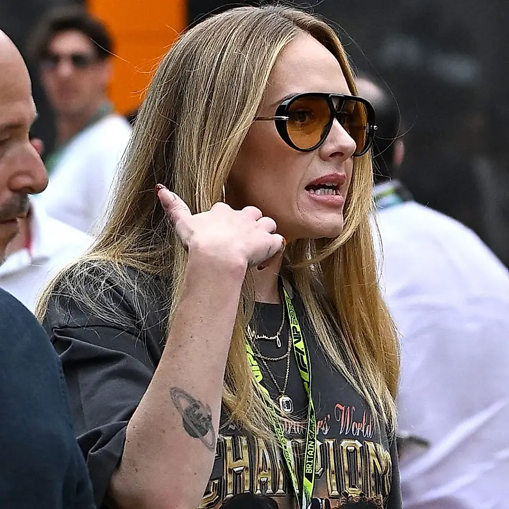 Adele irrumpe en la escena de moda del Gran Premio de Gran Bretaña de Fórmula 1 con chanclas y una camiseta estampada
