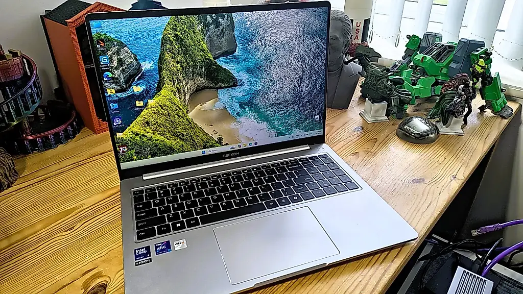Un portátil del pasado: Geekom GeekBook X16 Pro, ¿ahorra dinero y pierde el alma?