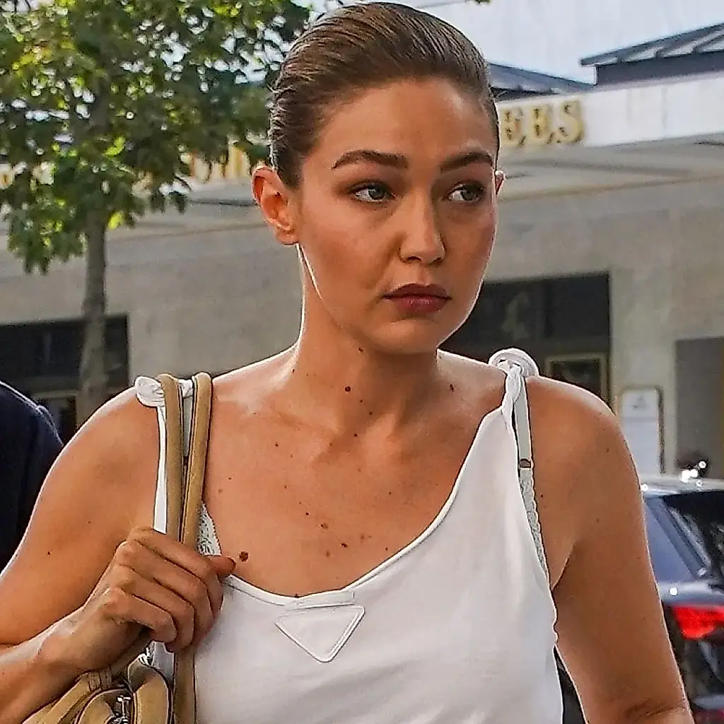 Me obsesiona cómo Gigi Hadid se puso una camiseta de Prada de 1.420 dólares para hacer recados