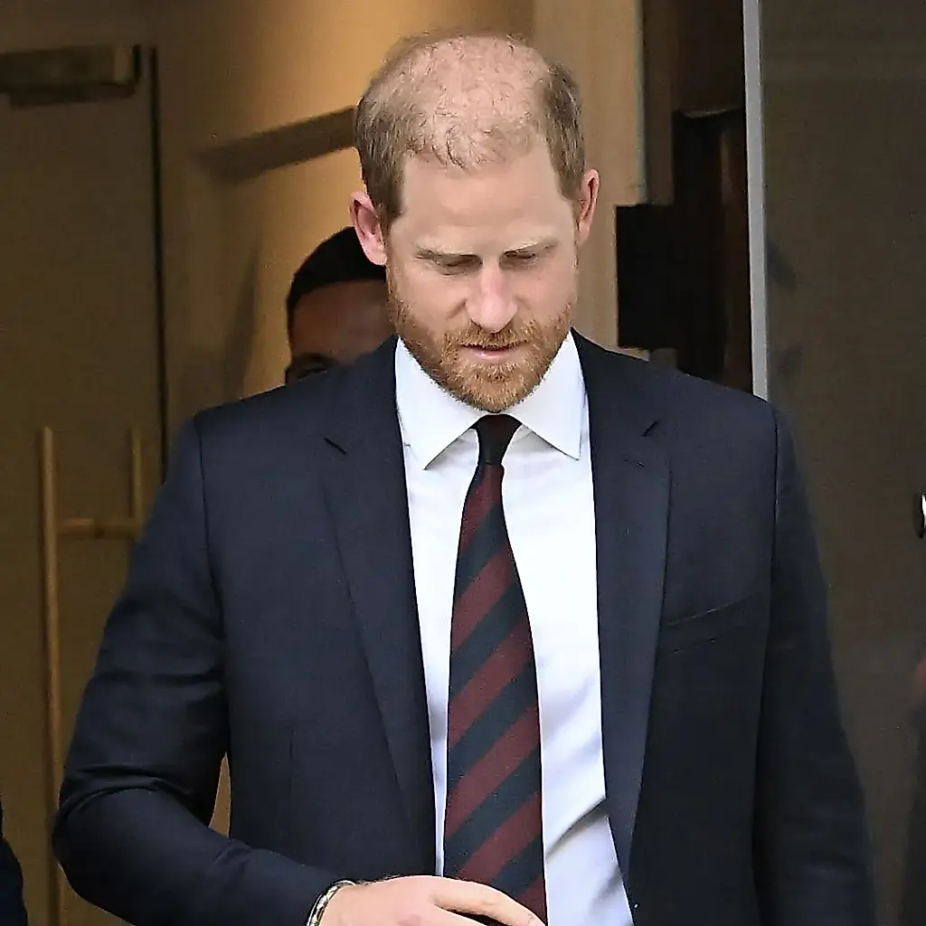 Una profunda brecha: la relación entre el rey Carlos y el príncipe Harry empeoró tras el juicio