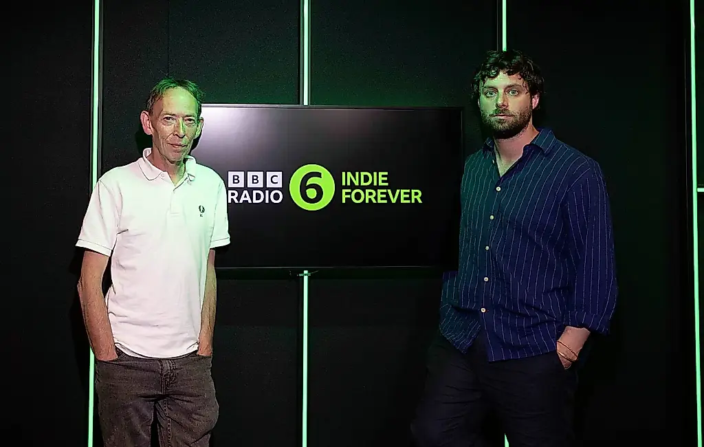 BBC Radio 6 запускает канал «Indie Forever» с ведущим из The Maccabees