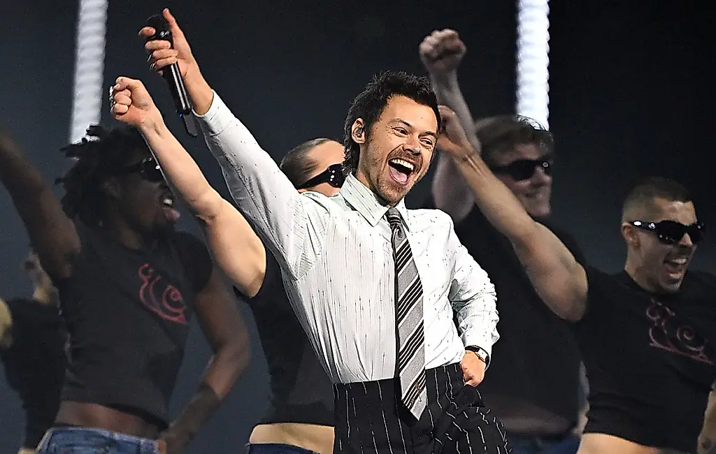 Harry Styles recibe la insignia de oro de Blue Peter