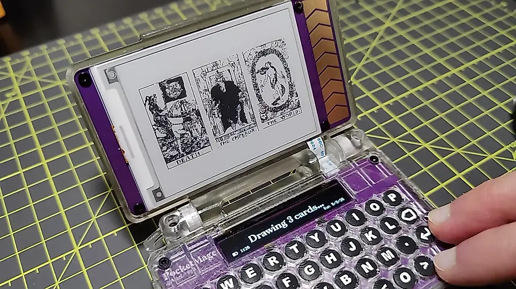 PocketMage es un asistente digital con tinta electrónica absolutamente obsesionado con los magos