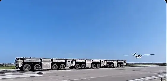 Sin pista de despegue no hay problema: China presenta una catapulta para drones formada por tres camiones que encajan como piezas de Lego y viajan en contenedores