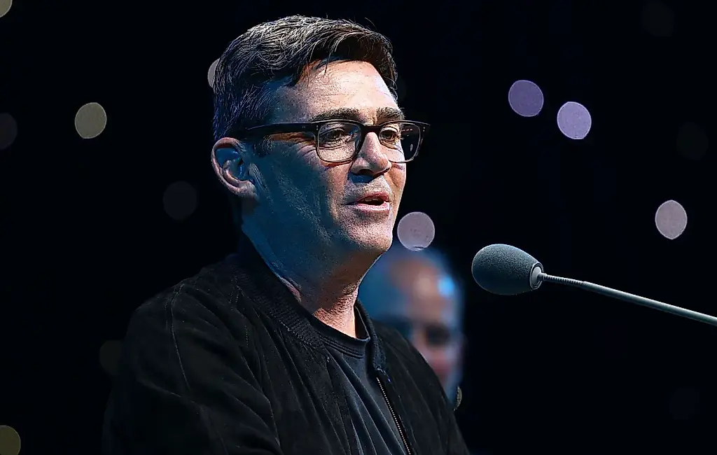 Andy Burnham ordena a ciegas sus grupos británicos favoritos: Oasis, The Smiths, Wolf Alice y otros