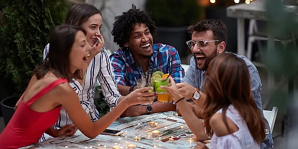 Las razones evolutivas que explican cómo elegimos a nuestros amigos