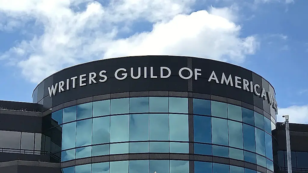 WGA оспаривает слияние Paramount и Warner Bros. Discovery