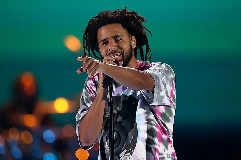J. Cole превращает концерт в ЗАГС