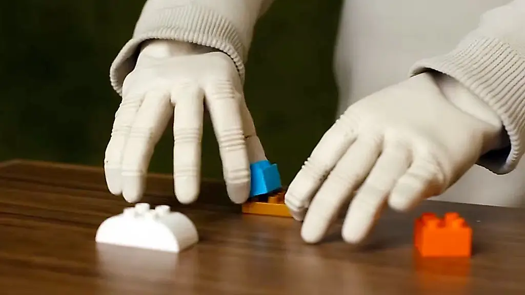 Las manos robóticas de Neo: la mezcla de LEGO, patatas de cebolla y robótica