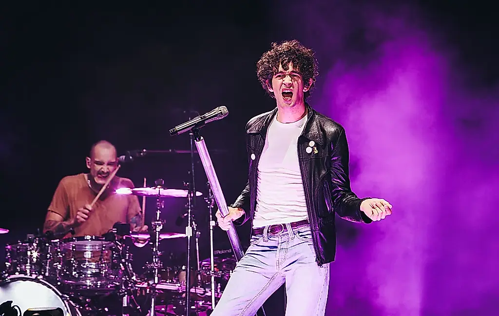 Matty Healy la lía en su despedida de soltero con un doble de sí mismo