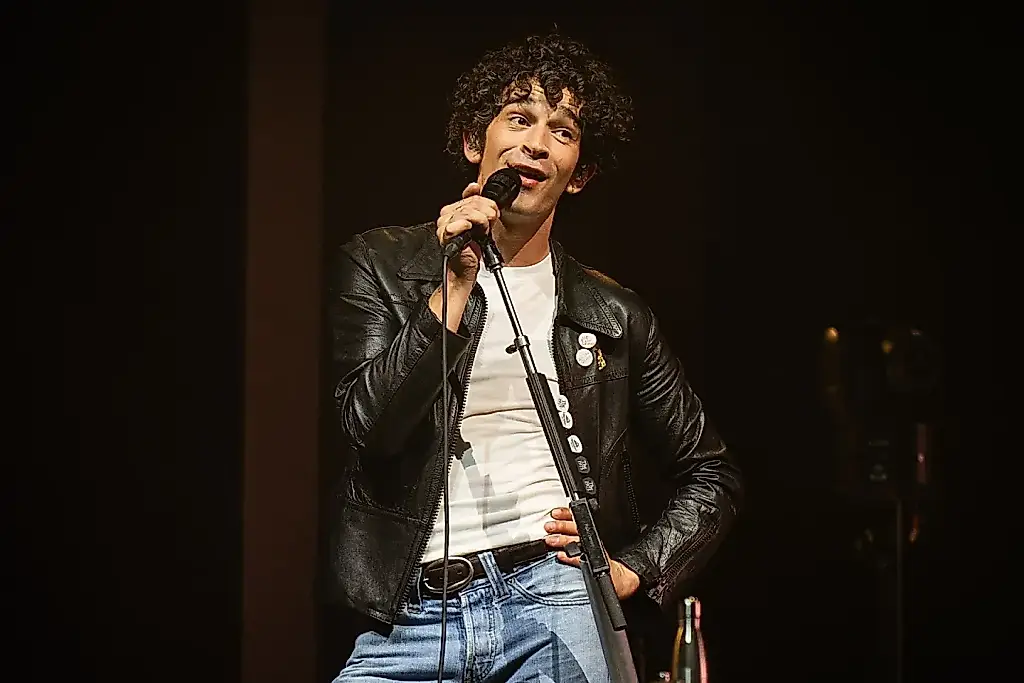 La boda de Matty Healy y Gabbriette: muecas a los paparazis y una boda muy rockera