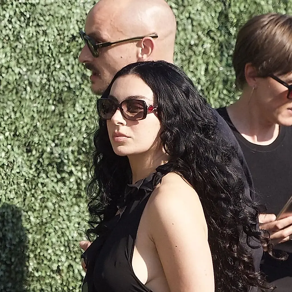Los secretos de estilo de Charli XCX: cómo llevar un vestido negro a una boda