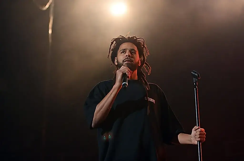 J. Cole и его «взлеты»: лифчик на сцене, свадьбы в заложниках фанатов и тур с перчинкой