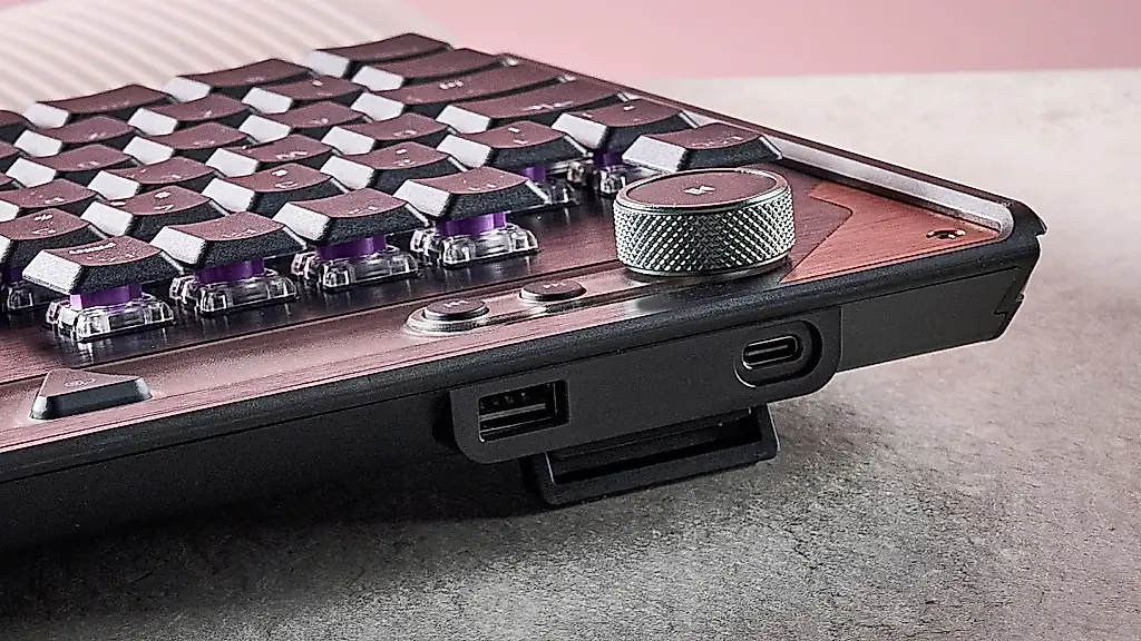 Turtle Beach KB7: клавиатурный шик и экран для стримеров