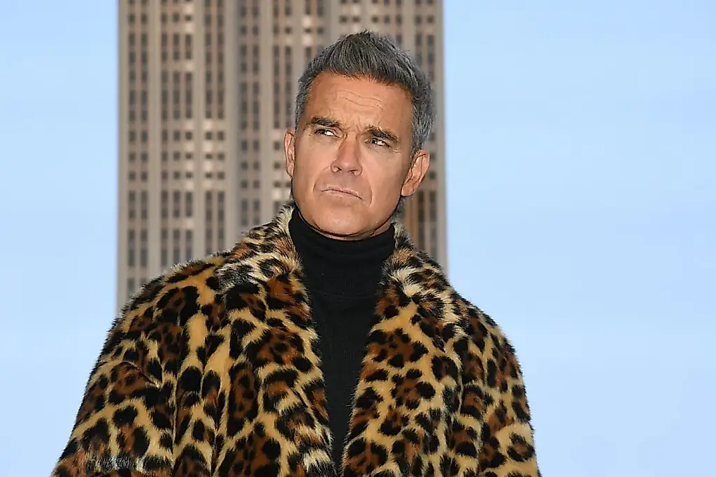Robbie Williams explica con sorna la mancha blanca en su cara durante la final del Mundial