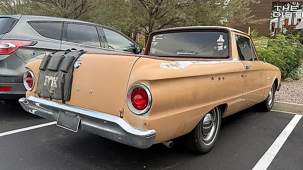 Un insólito Ford Falcon Ranchero de 1963, visto en Arizona