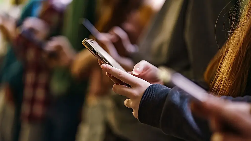 Francia prohibirá las redes sociales a los menores de 15 años
