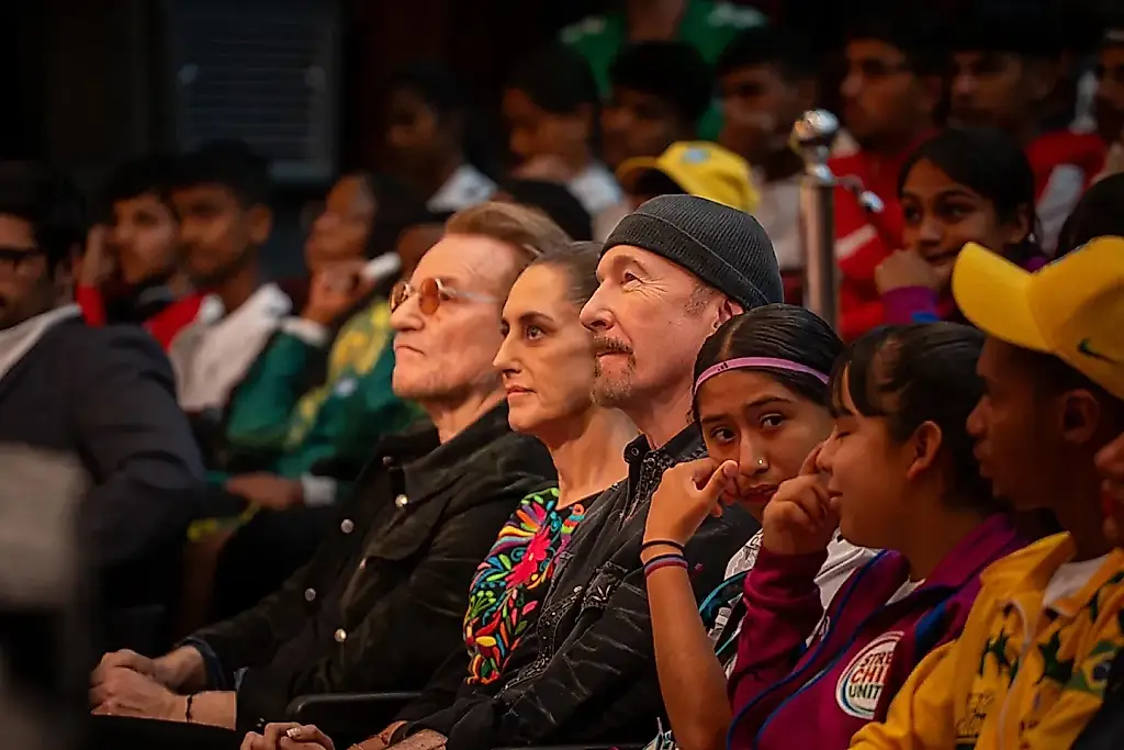 Bono y The Edge apoyan el campeonato Street Child junto a la presidenta de México