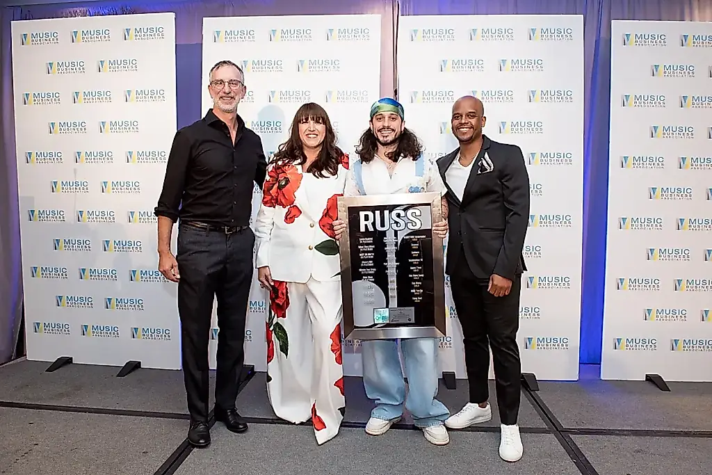 Russ recibe un premio por 26 canciones de oro y platino