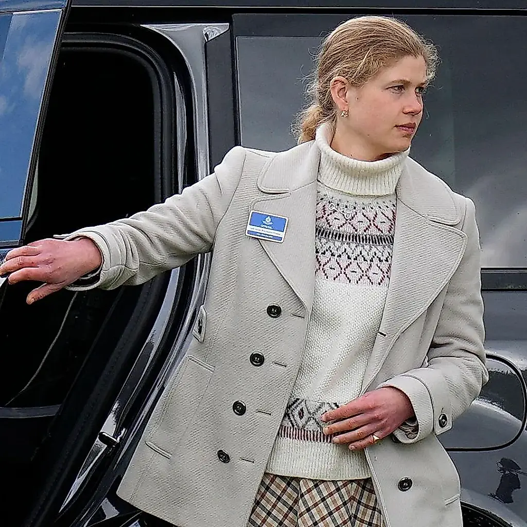 La sencilla Lady Louise combina el jersey de la princesa Kate con una falda de Zara mientras trabaja en un evento hípico