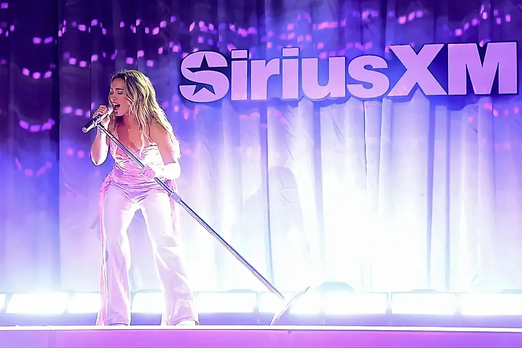 Hilary Duff por fin interpreta «Breathe In. Breathe Out.» diez años después
