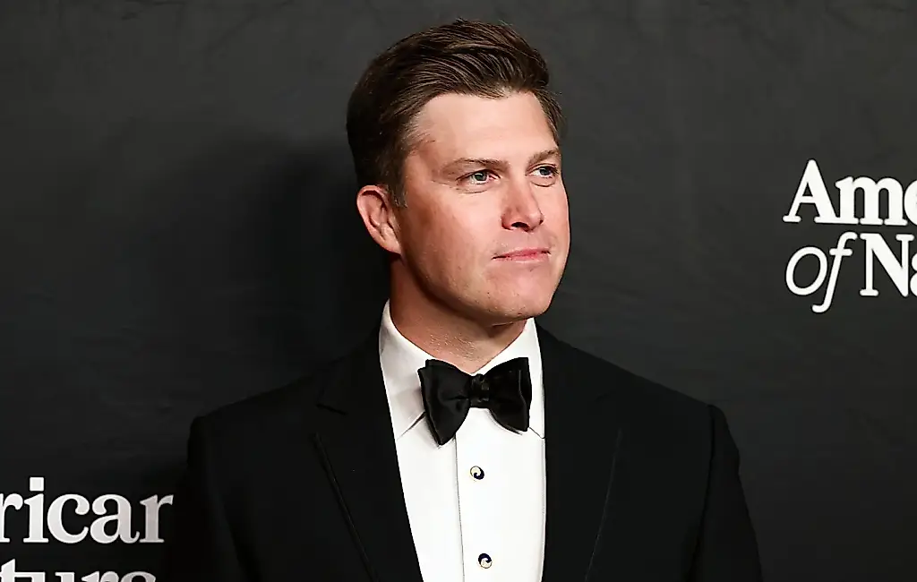 Colin Jost cuenta cómo SNL rechazó un chiste suyo que luego se hizo realidad