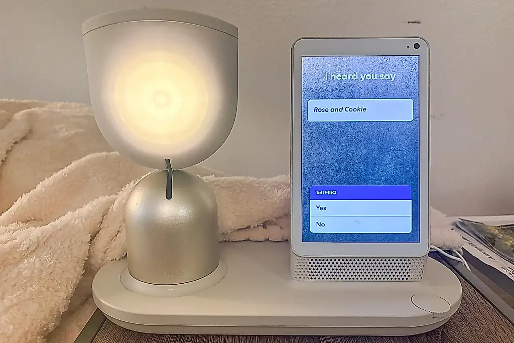 El robot ElliQ: un asistente para personas mayores