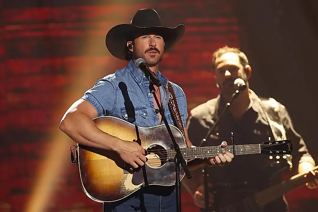 Riley Green en los ACM Awards: sombrero, denim y baladas lentas