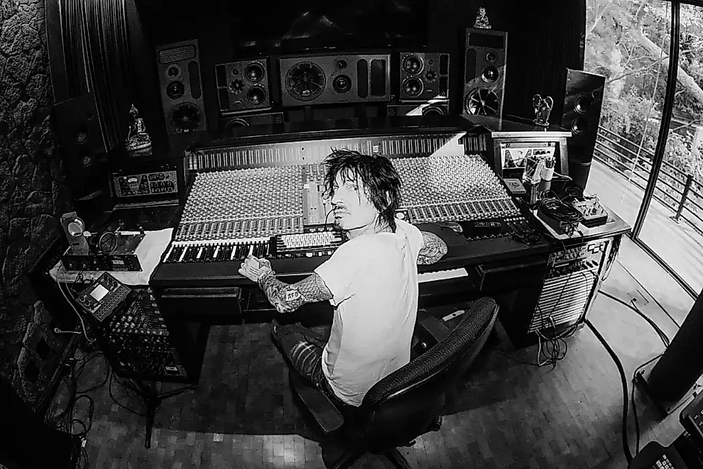 Tommy Lee recompone su álbum en solitario y vuelve a recordar cuando era joven y audaz