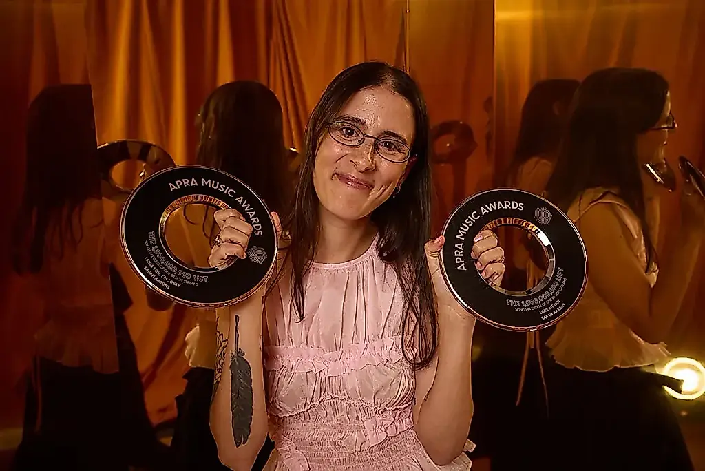 Sarah Aarons y Sheppard reciben los premios Billions Awards