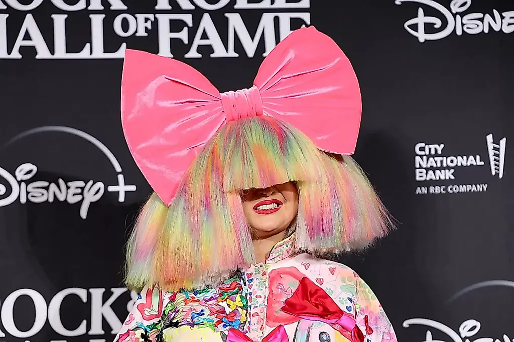 Sia entrega un premio en metálico a una concursante de Survivor 50