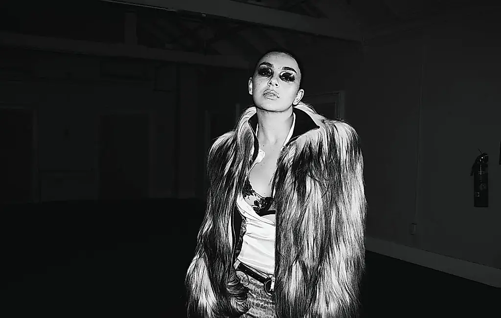Charli XCX показала новый клип «SS26»: Париж, подиум, апокалипсис и самоирония