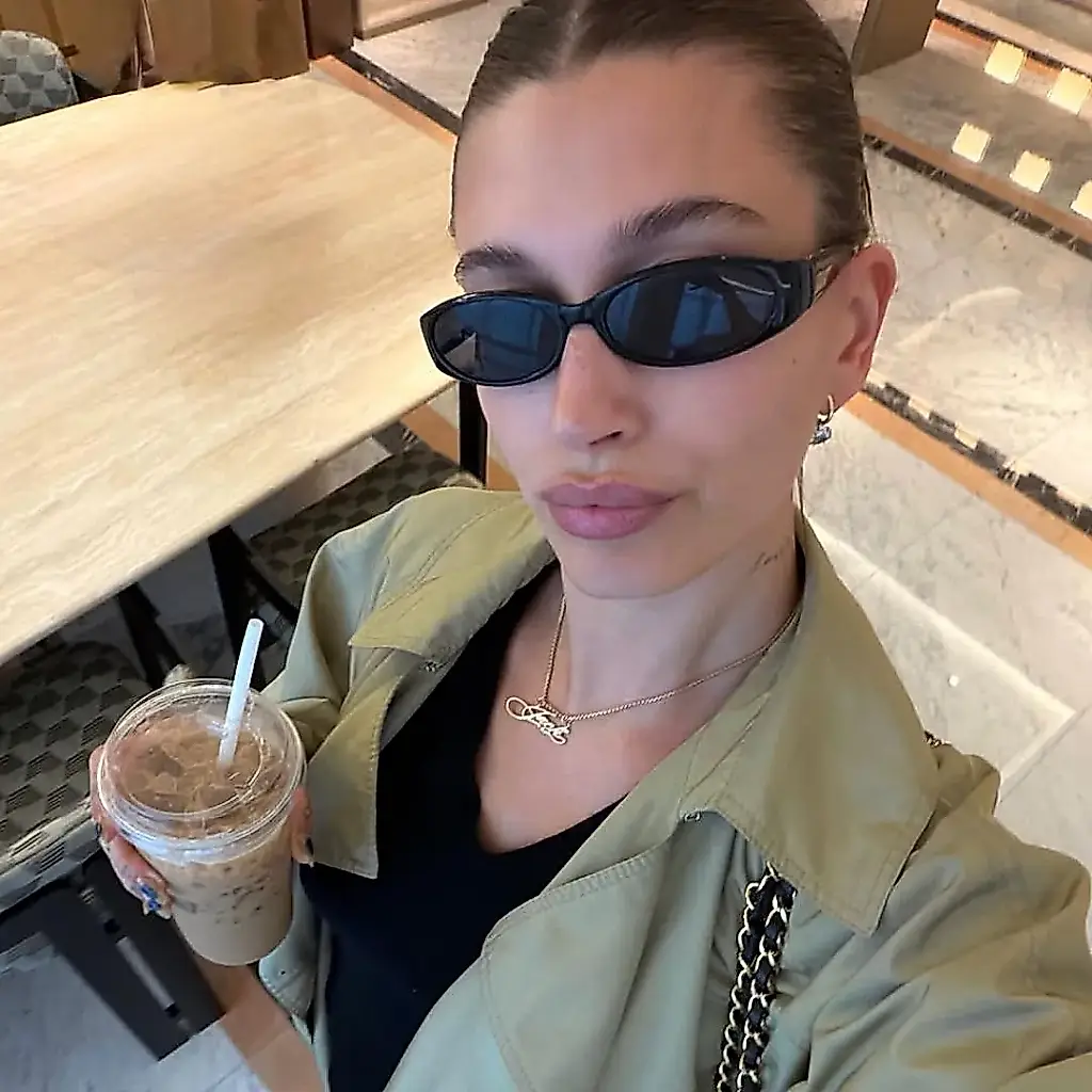 El estilo de Hailey Bieber en Seúl: Chanel y ganchillo