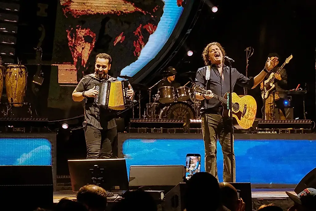 Carlos Vives convirtió Miami en una mini Colombia: sol, banderas y baile