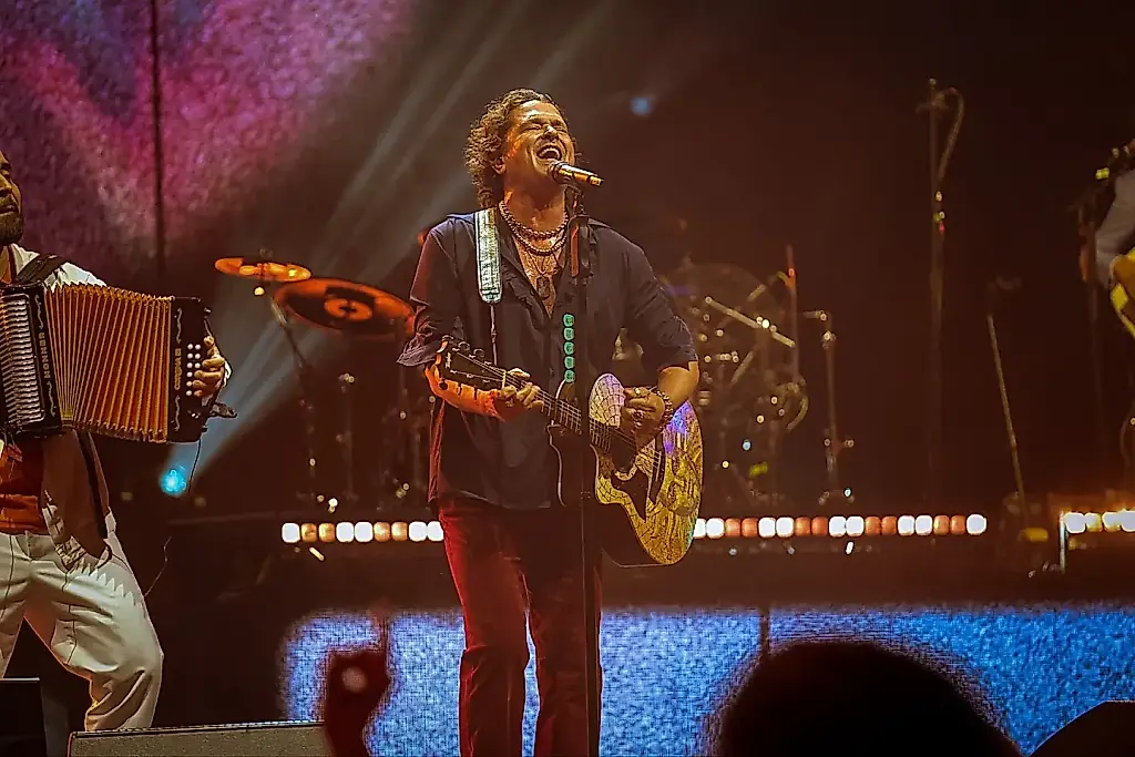 Carlos Vives снова на вершине чарта благодаря «Te Dedico»