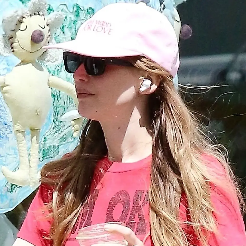 Plot Twist: Jennifer Lawrence acaba de inaugurar mi era de las sandalias de padre para el verano de 2026