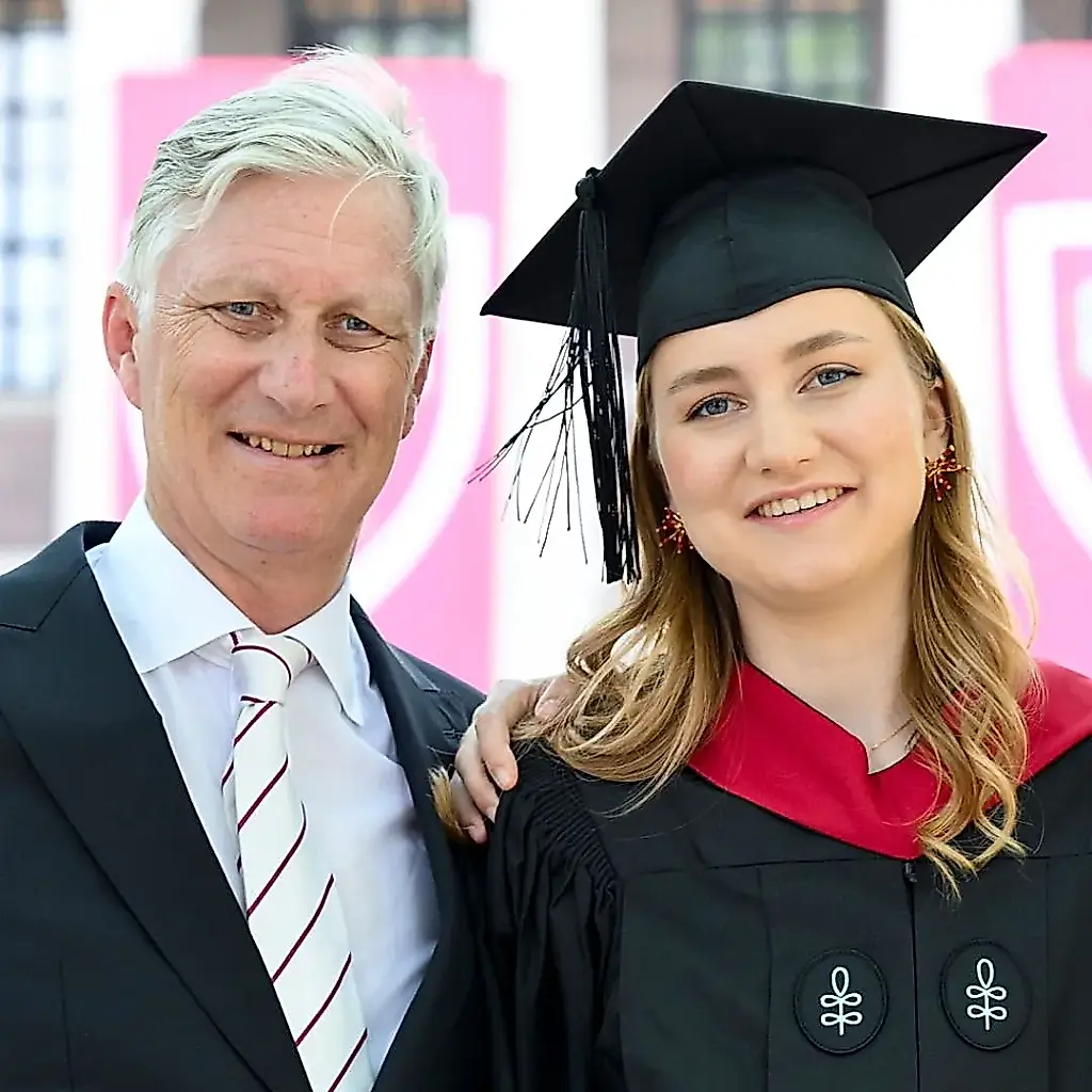La futura reina de Bélgica lleva al acto de graduación de Harvard el Lady Dior de su madre