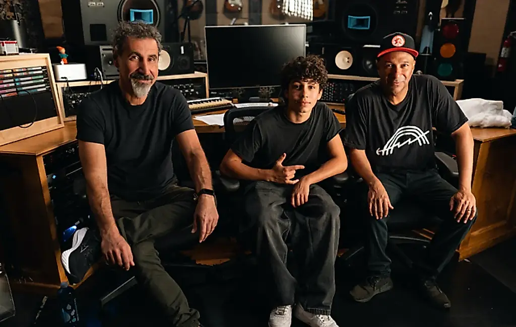 Tom Morello, Serj Tankian y el hijo de Morello crean el explosivo tema «Adjourn It», una protesta en estado puro