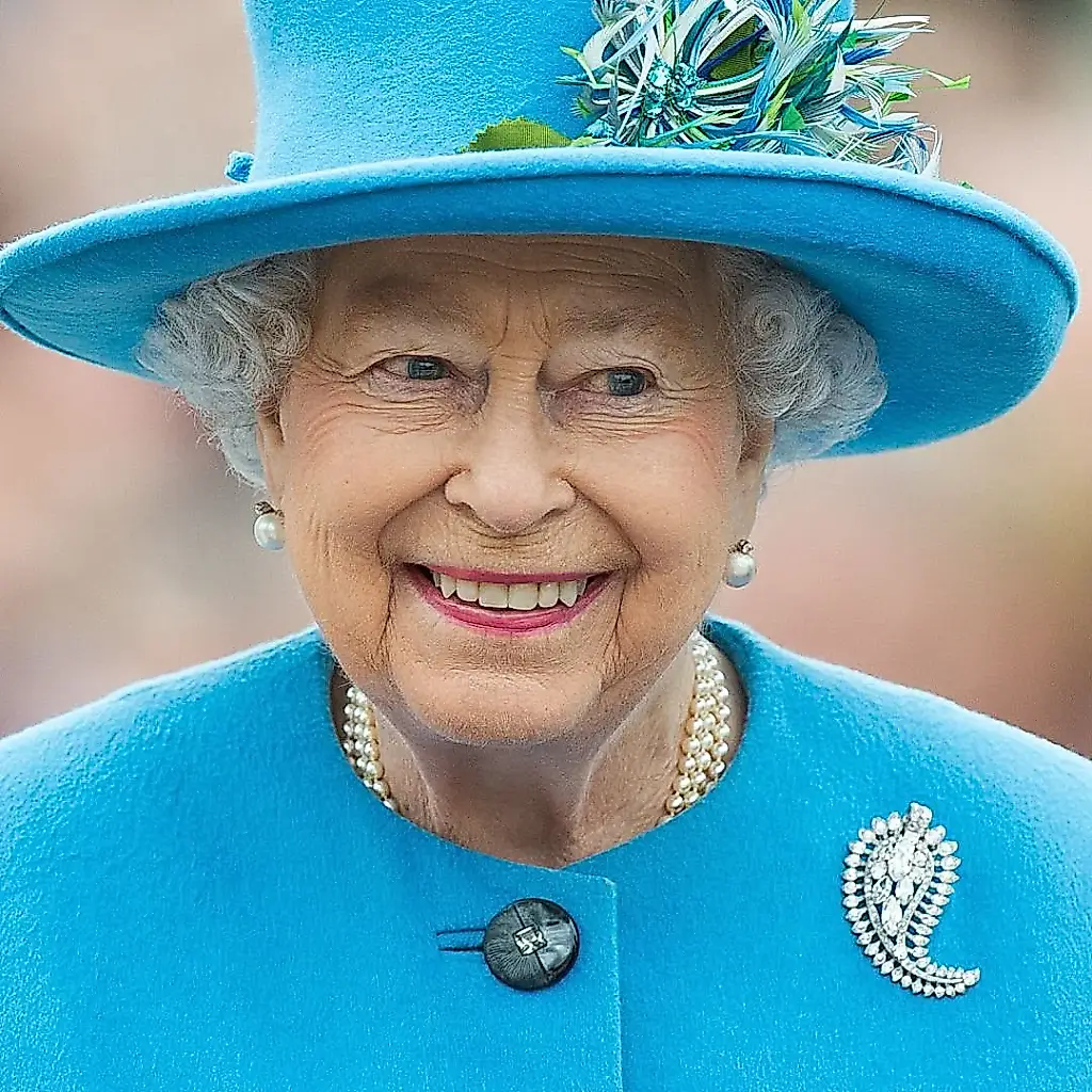 Qué hacía que la reina Isabel II siguiera siendo «una más» para la gente corriente, según su biógrafo
