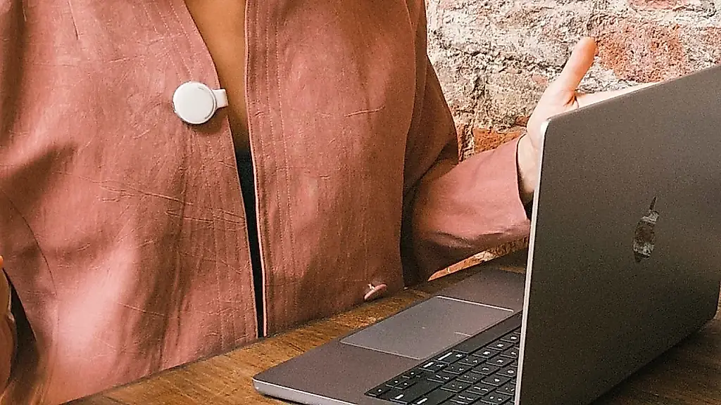 Meta trabaja en un colgante con IA y unas gafas inteligentes poco convencionales