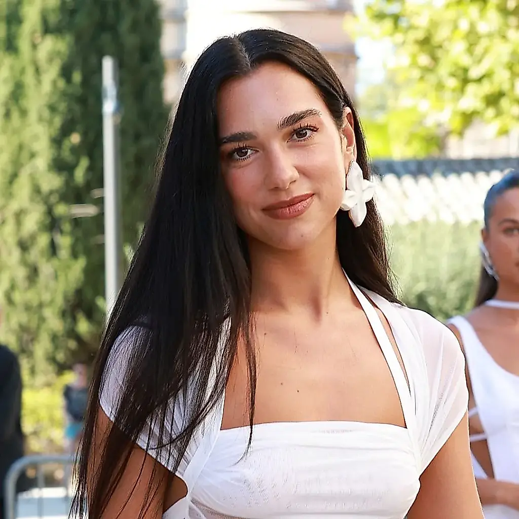 El conjunto nupcial a medida de Schiaparelli de Dua Lipa: bustier esculpido en rosa empolvado y falda asimétrica