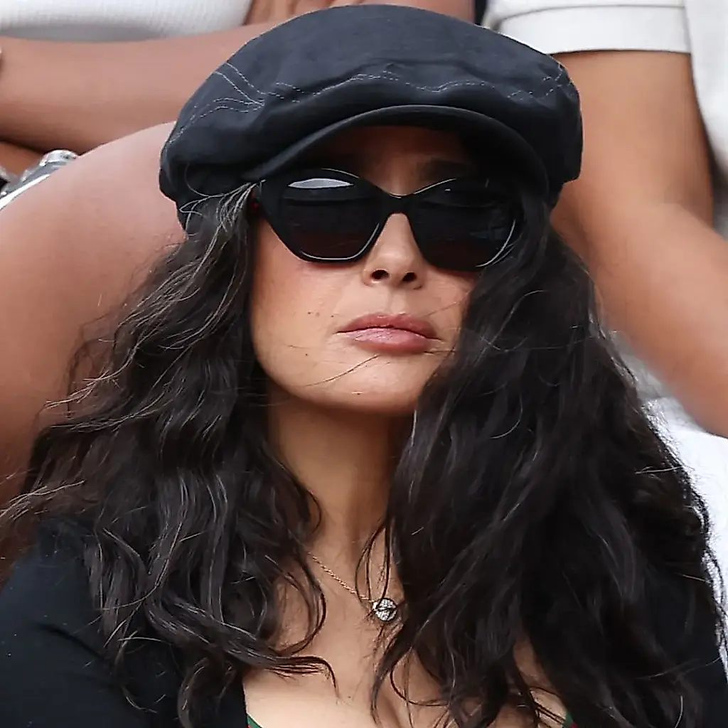 Hoy no, moda tenística: Salma Hayek sorprende en Roland Garros 2026 con unas atrevidas bermudas