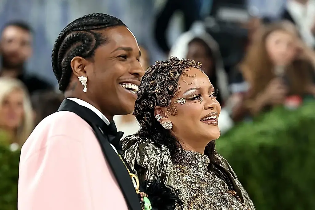 A$AP Rocky y Rihanna se reían durante el parto y después estuvieron a punto de que les dispararan