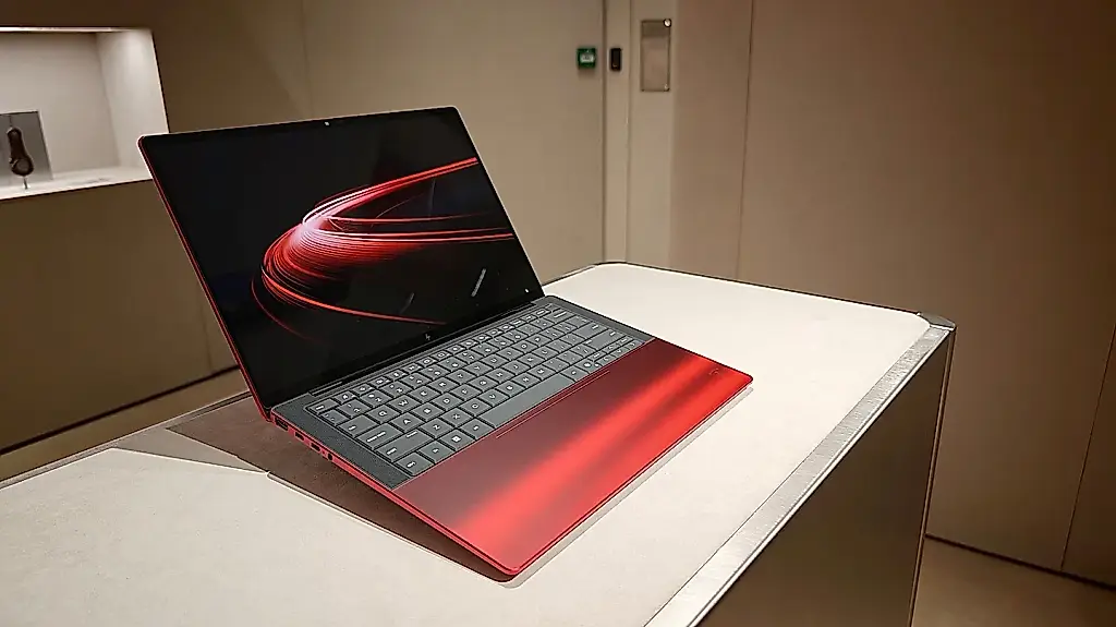 Ferrari y HP lanzan un portátil rojo brillante con un «capó» transparente inspirado en un motor