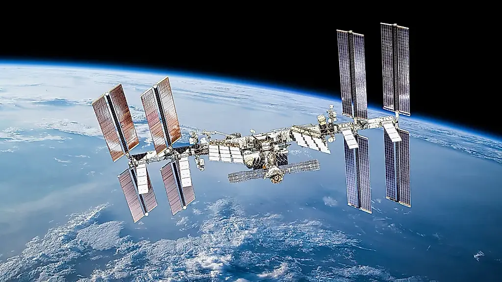 Los astronautas se refugian en la cápsula Dragon por una fuga de aire en la EEI