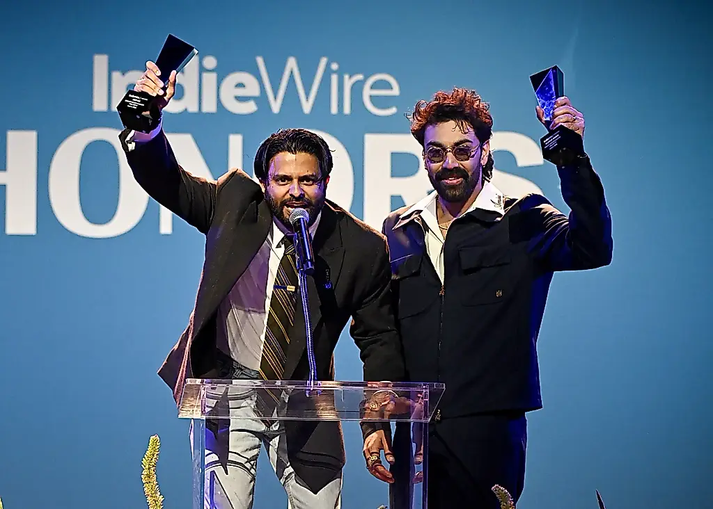 Les entregan el premio IndieWire, que rabien de envidia: Aziz Ali y Saagar Shaikh celebran la victoria con un discurso mordaz
