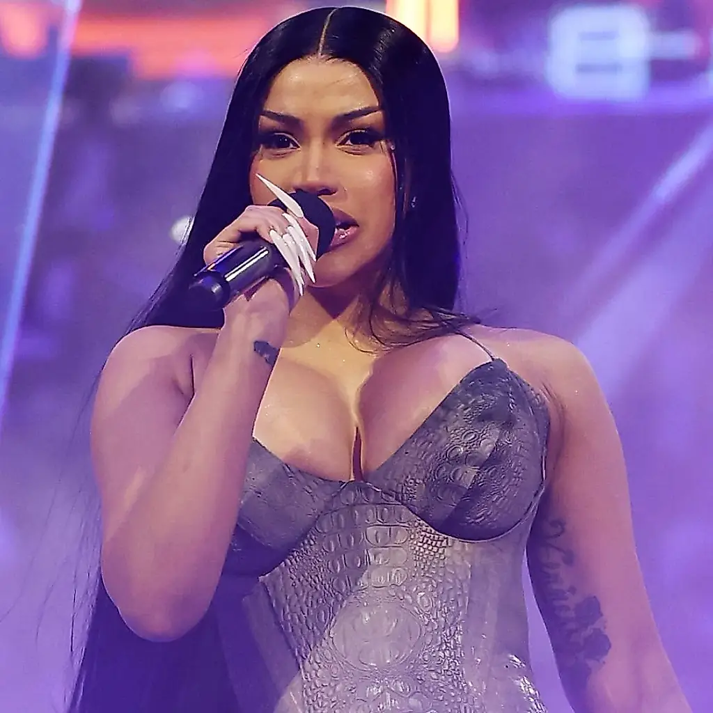 Cardi B cambia la ropa de fan de los Knicks por un conjunto neón de Crocs en el descanso de la final de la NBA