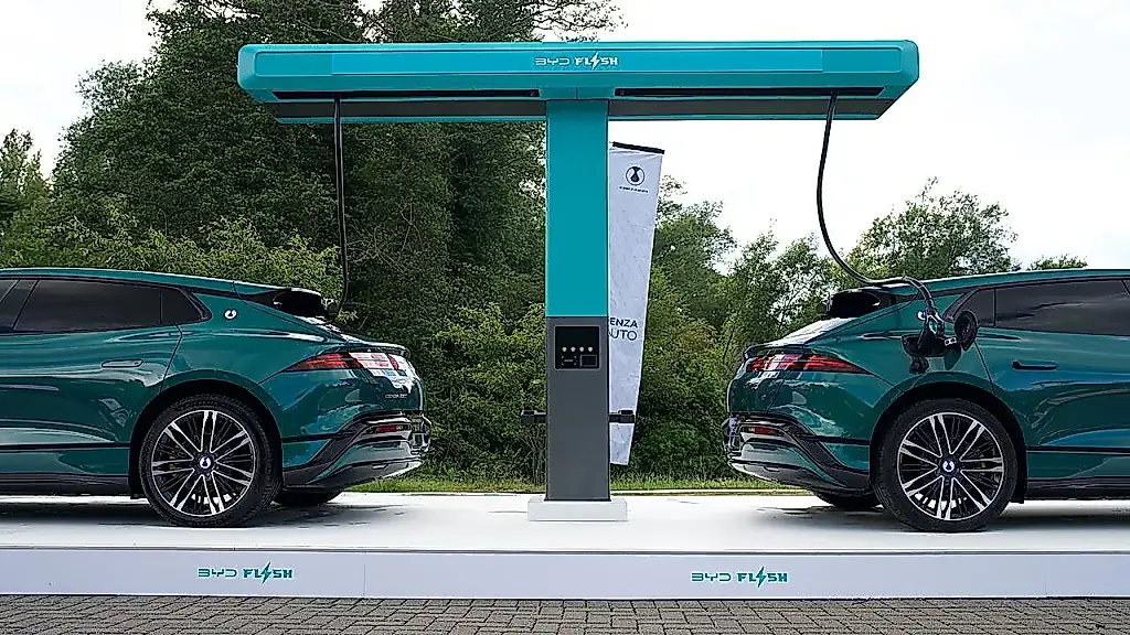 BYD заряжает Denza Z9 GT за 10 минут