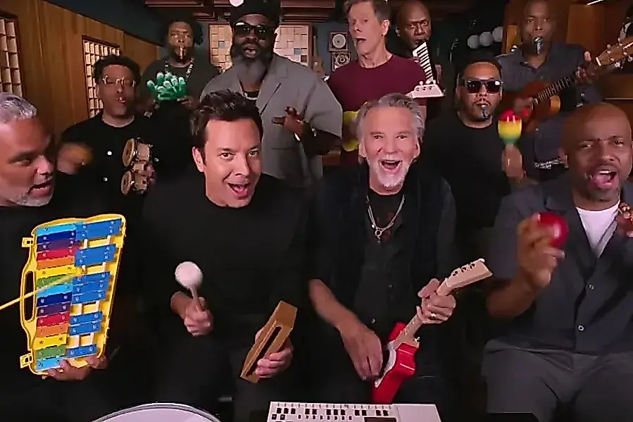 Kenny Loggins, Kevin Bacon y John Lithgow interpretan «Footloose» con instrumentos infantiles en el programa de Jimmy Fallon