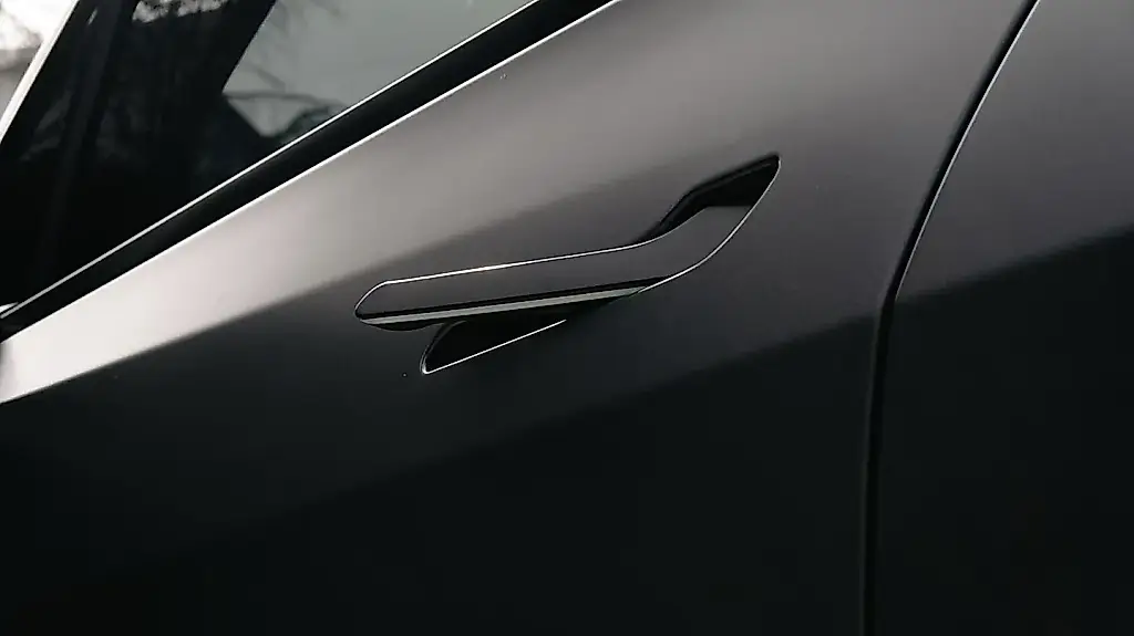 Tesla y otros fabricantes retiran más de 4 millones de coches en China por sus tiradores de puerta ocultos
